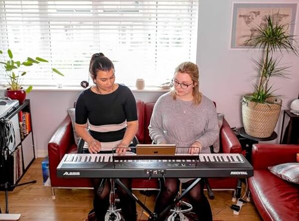 Découvrez notre test détaillé du piano numérique Alesis Recital 88 touches : caractéristiques, performances et avis d'utilisateurs pour bien choisir votre instrument. 