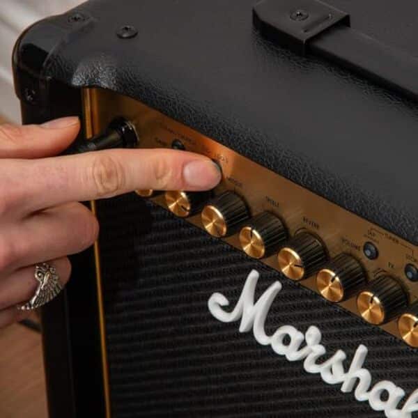 Découvrez le test complet du Marshall MG15GFX, ampli combo 15W avec effets intégrés pour guitare électrique. Avis, caractéristiques et performances. 